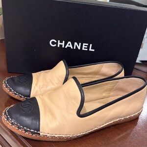 CHANEL 19C Women's Sz 38 Lambskin Beige/Black Mocassins Loafers W/Box